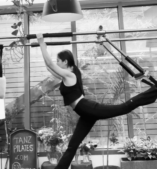 金艺琳|韩团Red Velve yeri晒“蚂蚁腰”秘籍,网友:太疯狂了