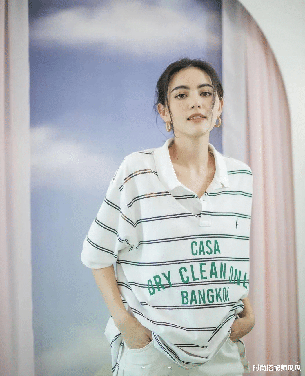 时尚搭配师瓜瓜|?女人再懒，穿T恤也别配牛仔裤，瞧下面潮人这样穿，时尚显高级