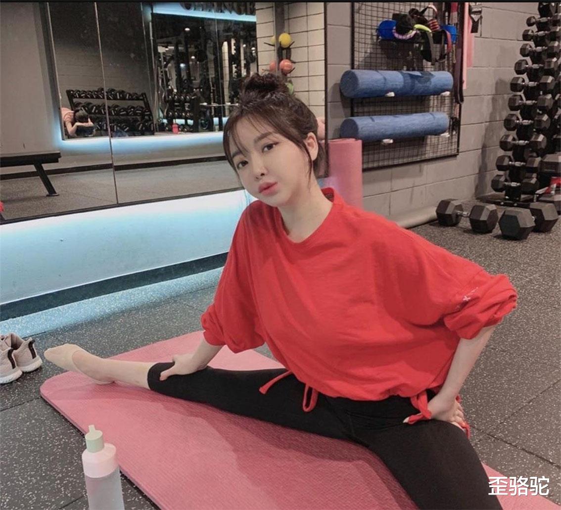 歪骆驼|做孩子自己喜欢做的事，三岁萌娃爱上颠锅，网友：保送新东方