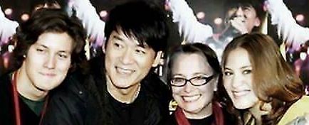 周华健|61岁周华健近照罕曝光！与31岁儿子合照似兄弟，儿子长得太着急了