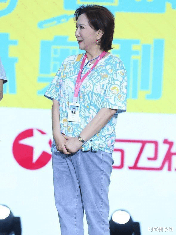 时尚美妆妞|蔡明越老越漂亮,穿绿色衬衫配连衣裙好洋气,不输同框李思思