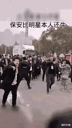 张国立|张国立拍戏封路起冲突，那一刻，副导演双手叉腰的样子让人心寒