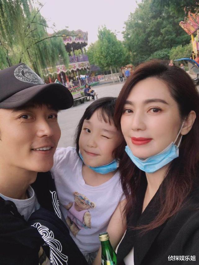 张丹峰|张丹峰元宵节晒与女儿合照，洪欣视角下父女俩互动温馨，超有爱