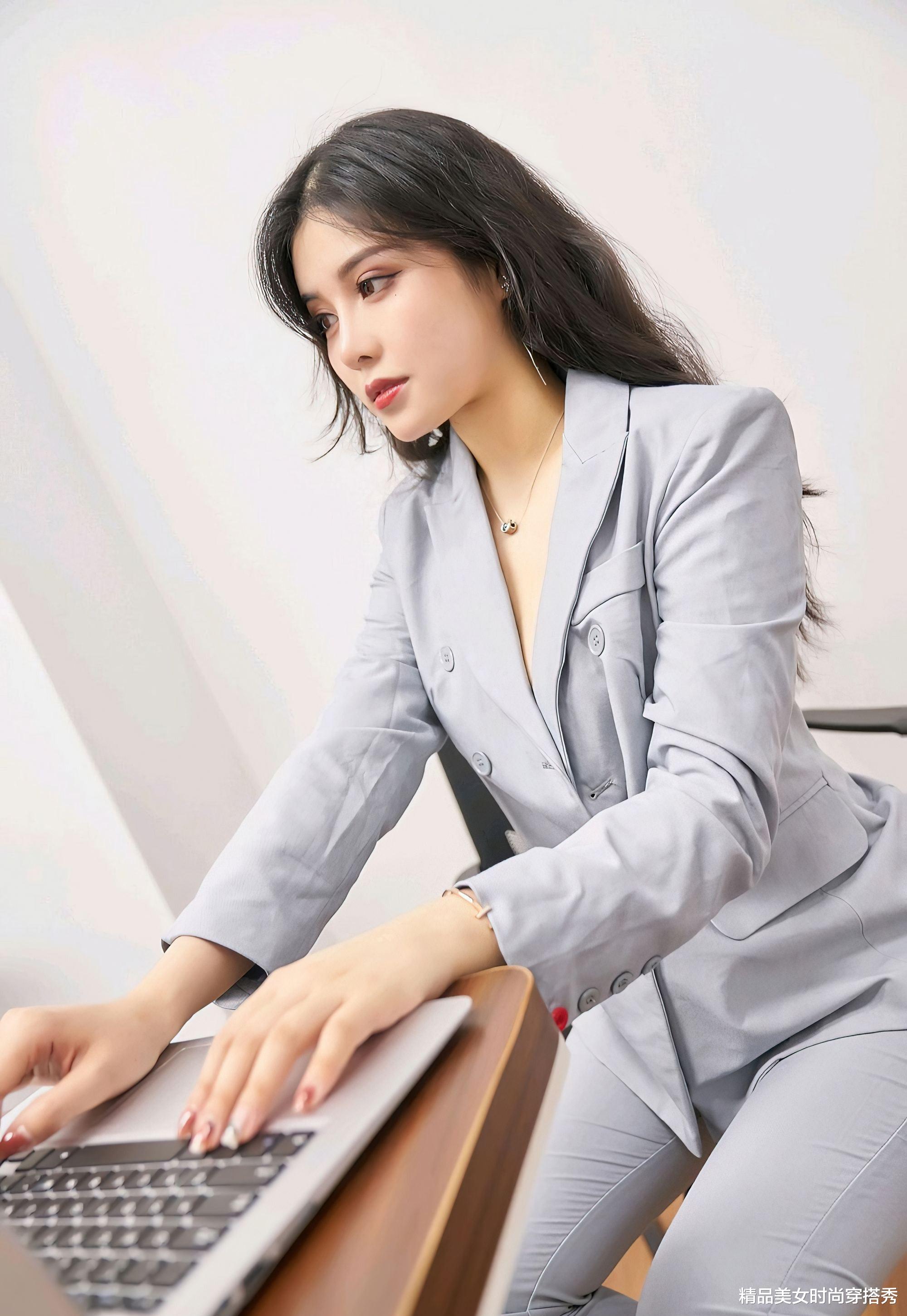 |浅灰色职场套装显白又清新,尽显优雅知性魅力