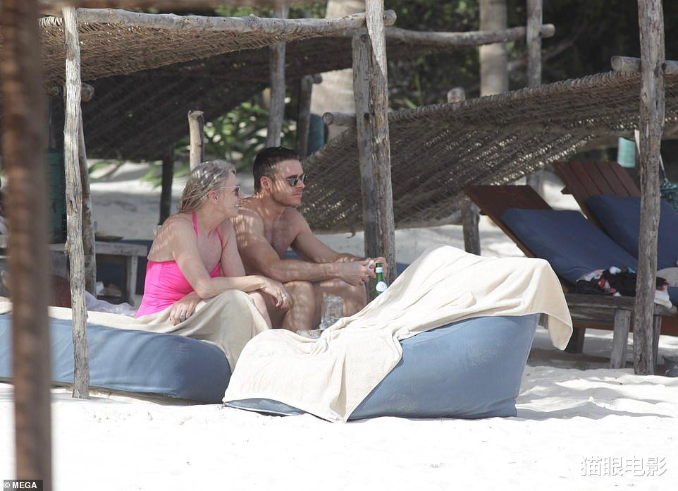 理查德·麦登|权游少狼主海边度假,还带着自己的妈妈,光膀子秀肌肉荷尔蒙爆棚