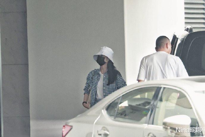 衬衫|赵丽颖618走机场，穿2000衬衫瘦得厉害“电线腿”抢镜，目测体重仅85斤