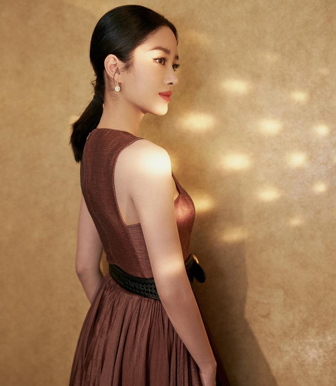 杨采钰|被杨采钰惊艳到了，穿“水滴裙”配中分马尾，高级大气又有女人味