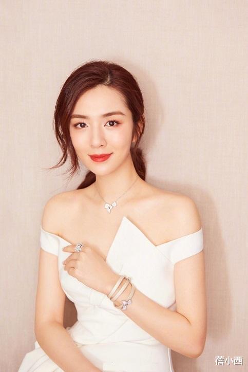 蓓小西|“王晓晨”又美出圈了，穿露肩连衣裙现“名媛式优雅”，气质惊艳
