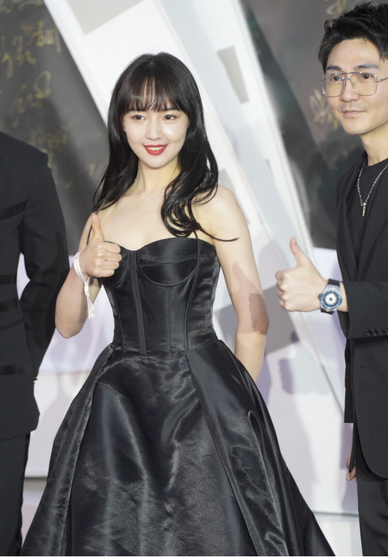 BiuFashion|秦牛正威的圆脸配齐刘海真减龄,穿黑裙也有清纯魅力,十分撩人