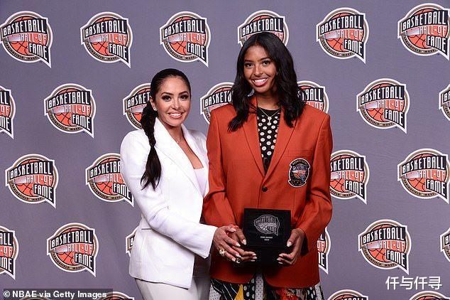 科比·布莱恩特|凡妮莎深情打造科比名人堂展览馆，18岁长女越来越美，C位出场