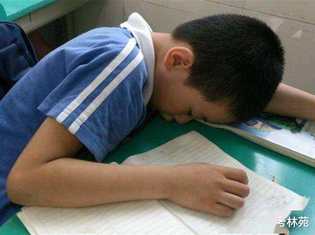 |小学生上课打盹被老师点名，自扇两耳光，老师：他中午不睡觉