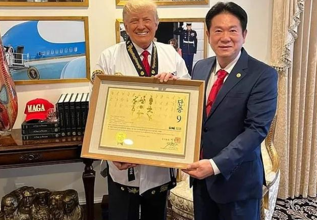 普京|特朗普获跆拳道黑带证书，和普京的柔道比起来谁更厉害？