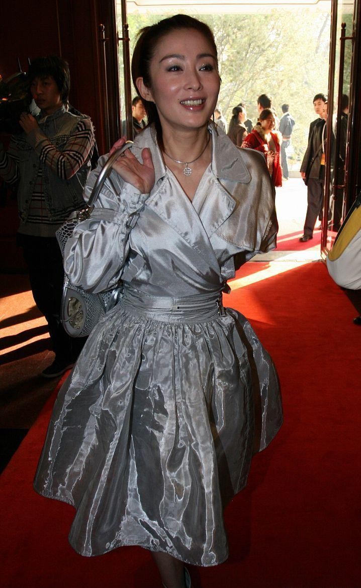 白小白的衣橱|张敏私下里还挺会穿的，穿“锡纸裙”看着挺保守，但腰条真够细的