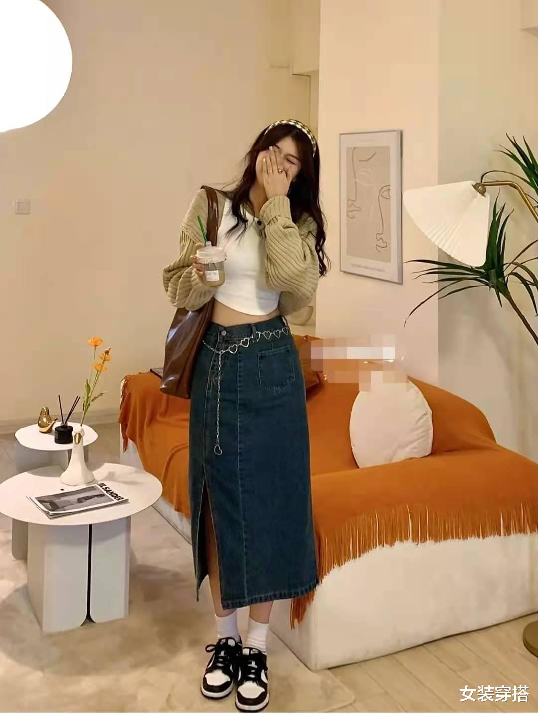 女装穿搭|长款牛仔裙搭配什么样的上衣好看