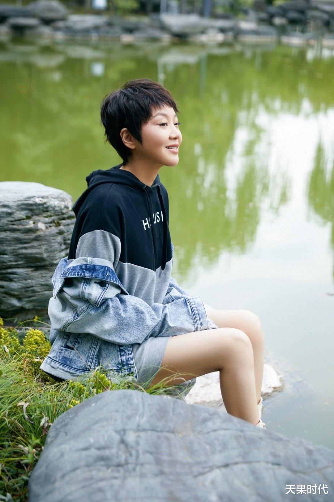 天果时代 闫妮越来越会穿，拼接卫衣配牛仔外套减龄时髦，50岁气质似少女