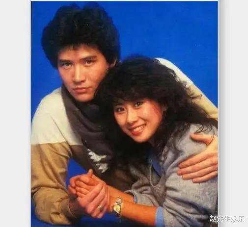 费翔|60岁费翔近照：一代歌坛巨星如今苍老认不出，一生未婚都怨她