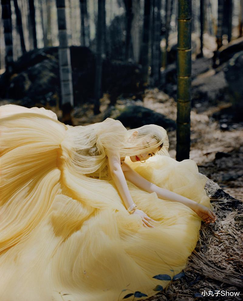 黄奕|44岁黄奕拍时尚写真大片，置身广西丛林秘境，身穿纱裙美如仙女