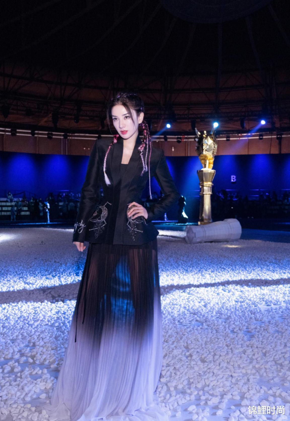 穿衣搭配|黄奕还挺会搭配的，穿的裙子甜美像少女，配高马尾好显嫩