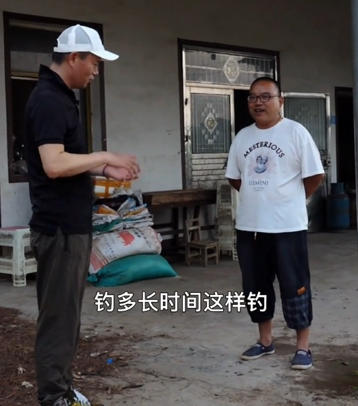 鲢鳙|邓刚到长沙钓鲢鳙，看上了老板养的小土狗，400钓6小时，差点滑了