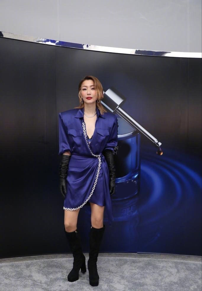 潮流前沿 郑秀文状态超绝！衬衫裙配蕾丝内搭又酷又美，身旁李嘉欣黯然失色