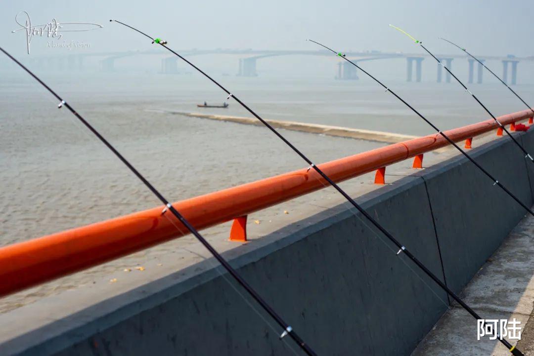永恒传说|没有潮水时，钱塘江边是散步休闲的好去处，这里也是钓鱼人的乐园
