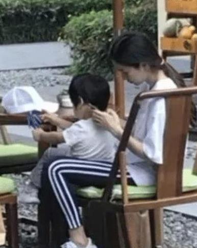 小海绵|杨颖带4岁儿子现身机场，小海绵仰着头和妈妈说话，样子十分可爱