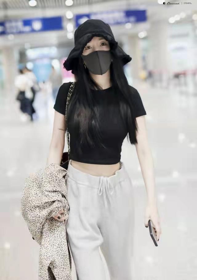 可彡个人形象管家 杨幂空降直播间：青色国风连衣裙温婉可人，唯美淡雅惊艳十分