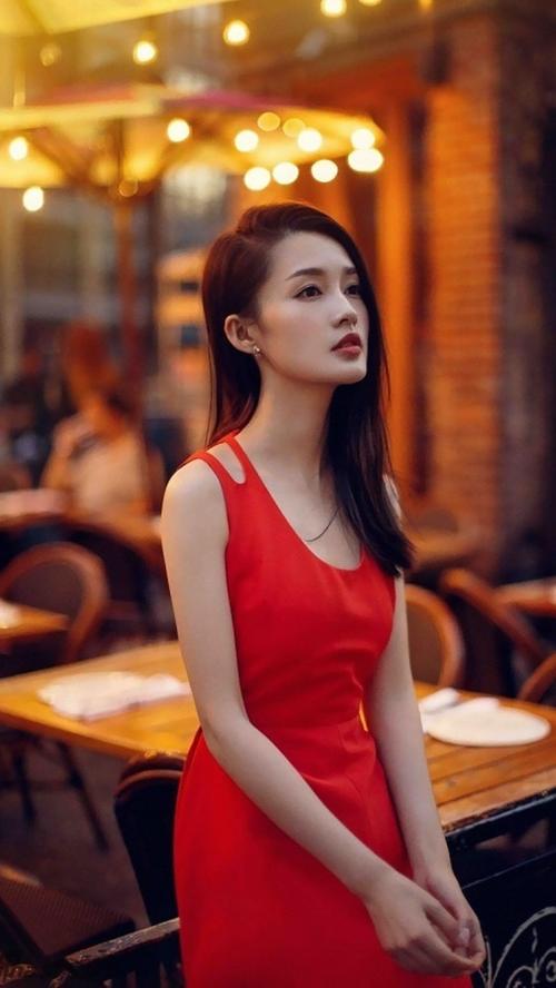 李沁|都说孙怡和李沁长得像,当看到素颜照后,却一个似大妈一个似少女