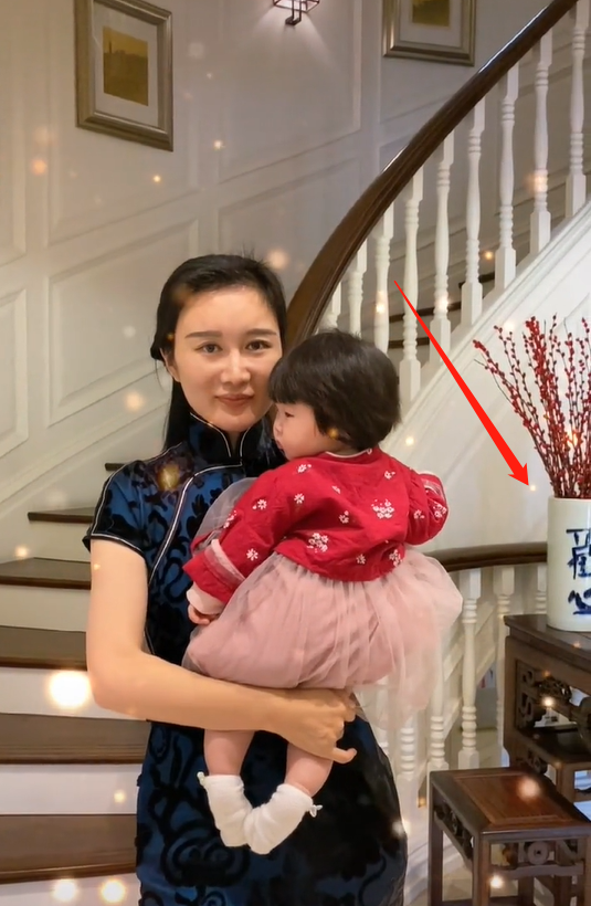 张纪中|69岁张纪中秀恩爱,娇妻穿旗袍开衩到大腿,豪宅内超宽旋梯显奢华