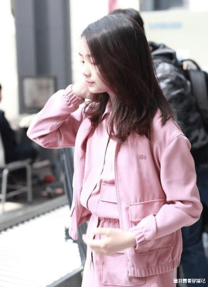 黄忆慈|孙莉晒大女儿合影，15岁多多穿紧身小白裙自信大方，母女俩似姐妹