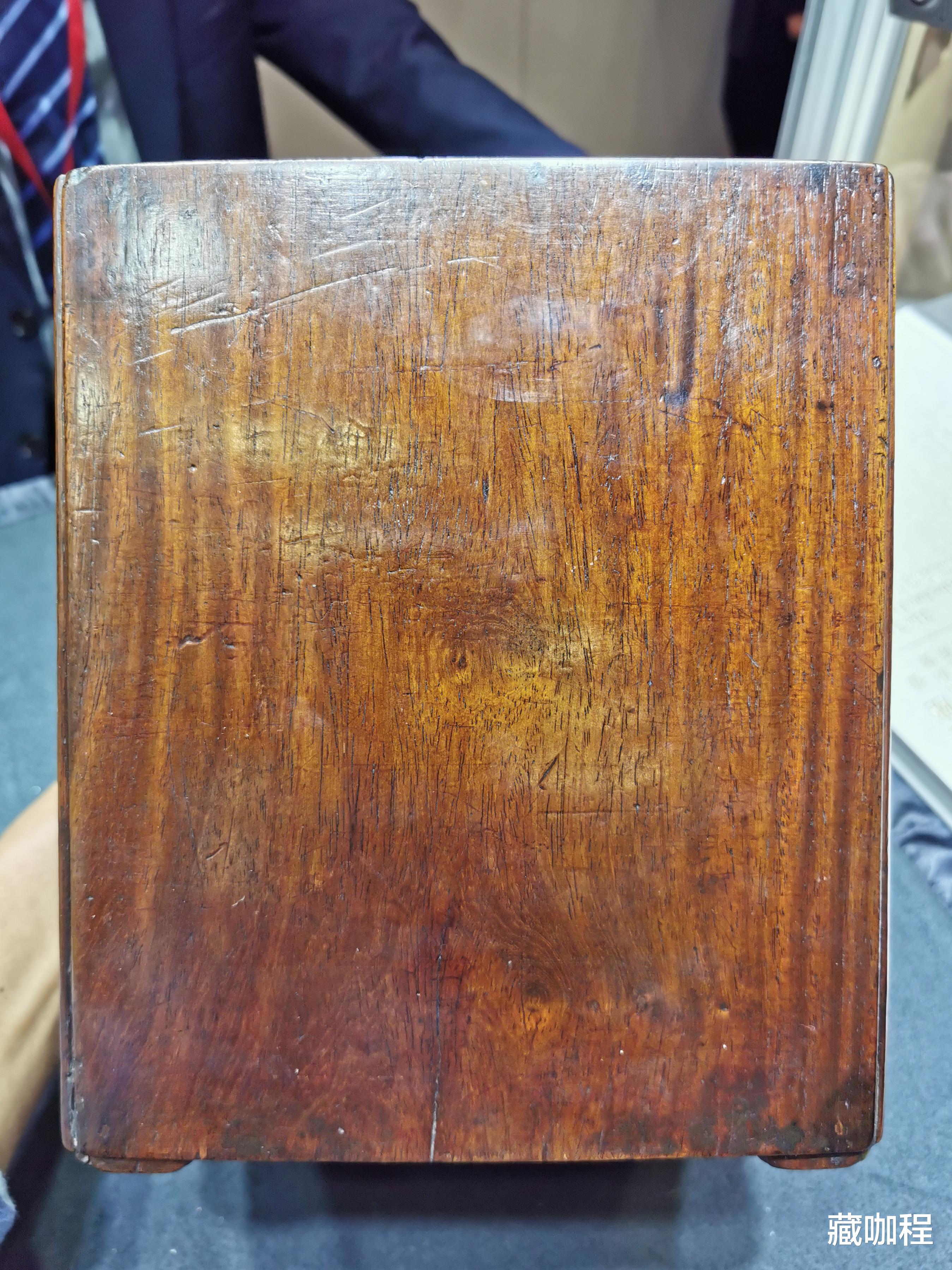 钱币|边长约二十厘米，黄花梨方笔筒贵在哪里？