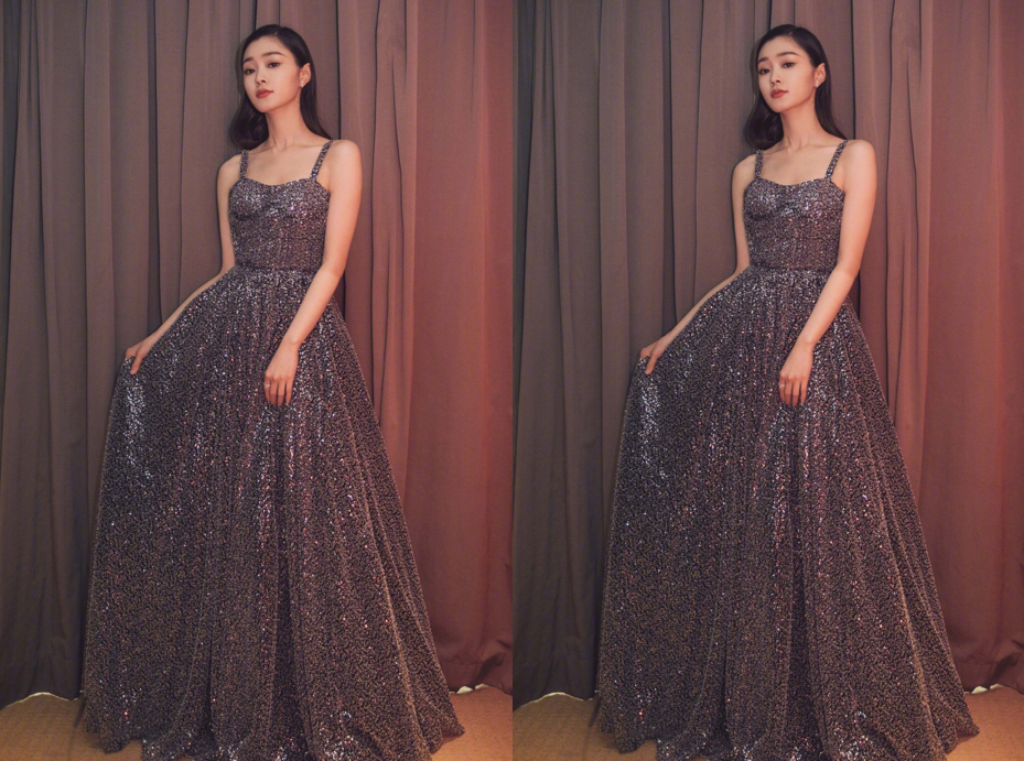 潮流搭配师甜甜|宋轶穿亮片裙都这么乖巧，拿荷叶凹造型真可爱，谁想到她已经30+