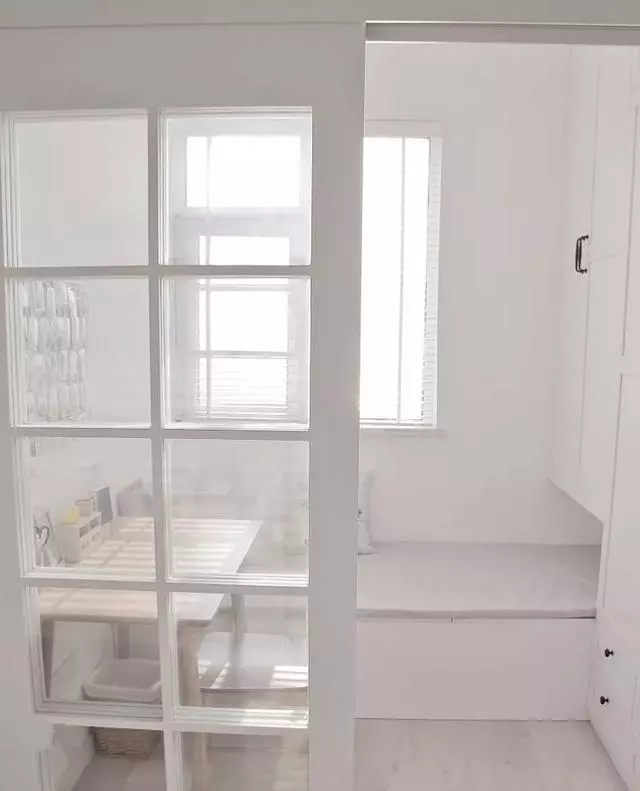 全屋大白墙,造型、吊顶也很少,一进屋却把我迷住