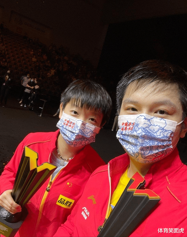 樊振东|孙颖莎樊振东颁奖台合影！俩人懵懵的表情太可爱，小胖满头大汗
