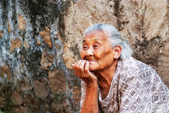 职场全能 同事问：父母是农民，60多岁了，没有养老保险，以后该咋办？