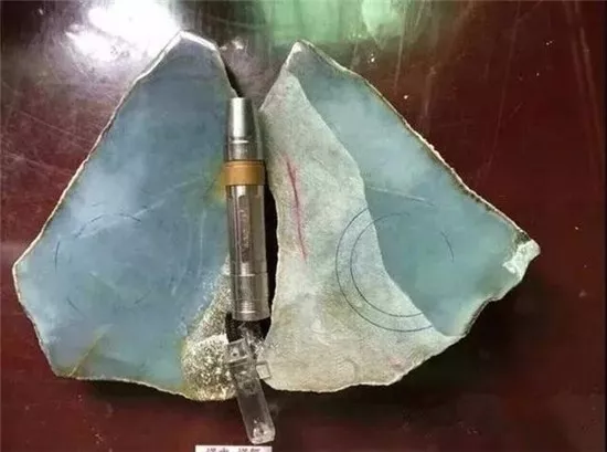 翡翠|打灯不见色的翡翠原石，货主拿下，意外掏出6件精品！