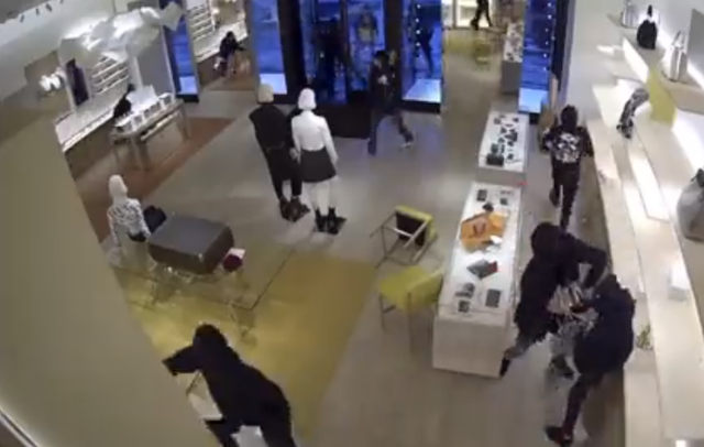 美国|美国多家LV专卖店遭抢劫！匪徒冲进去拿垃圾袋装满商品