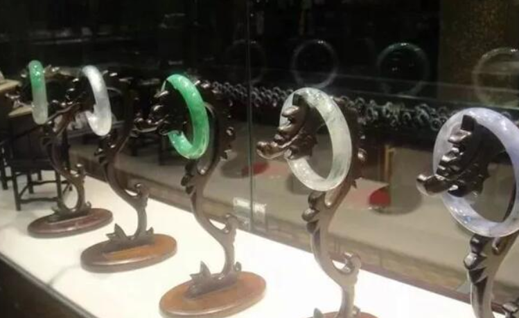 翡翠|色差一分，价差十倍，如何正确观察翡翠的颜色？