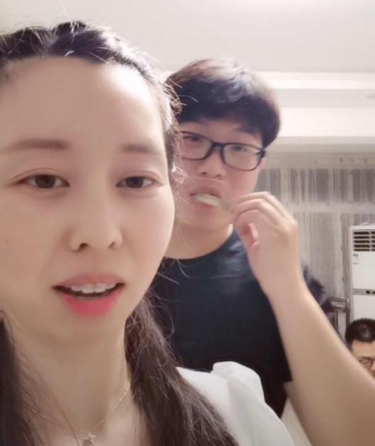 黑粉|霸气的妹妹！田静直播被骂“龅牙”，其妹妹回怼：我让你头爆