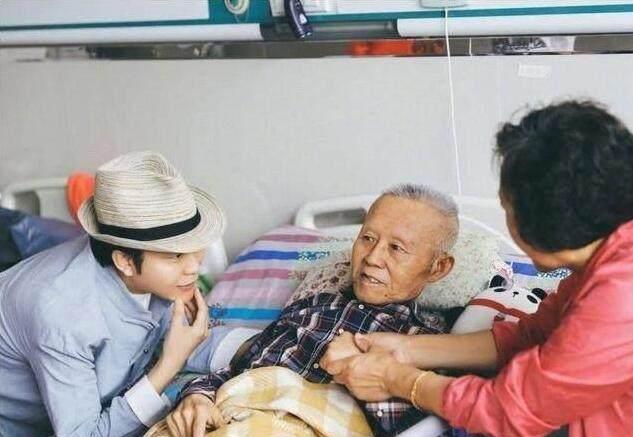 李玉刚|李玉刚：落魄时跳河自杀，被乞丐救下，父亲去世成他最伤心的事儿