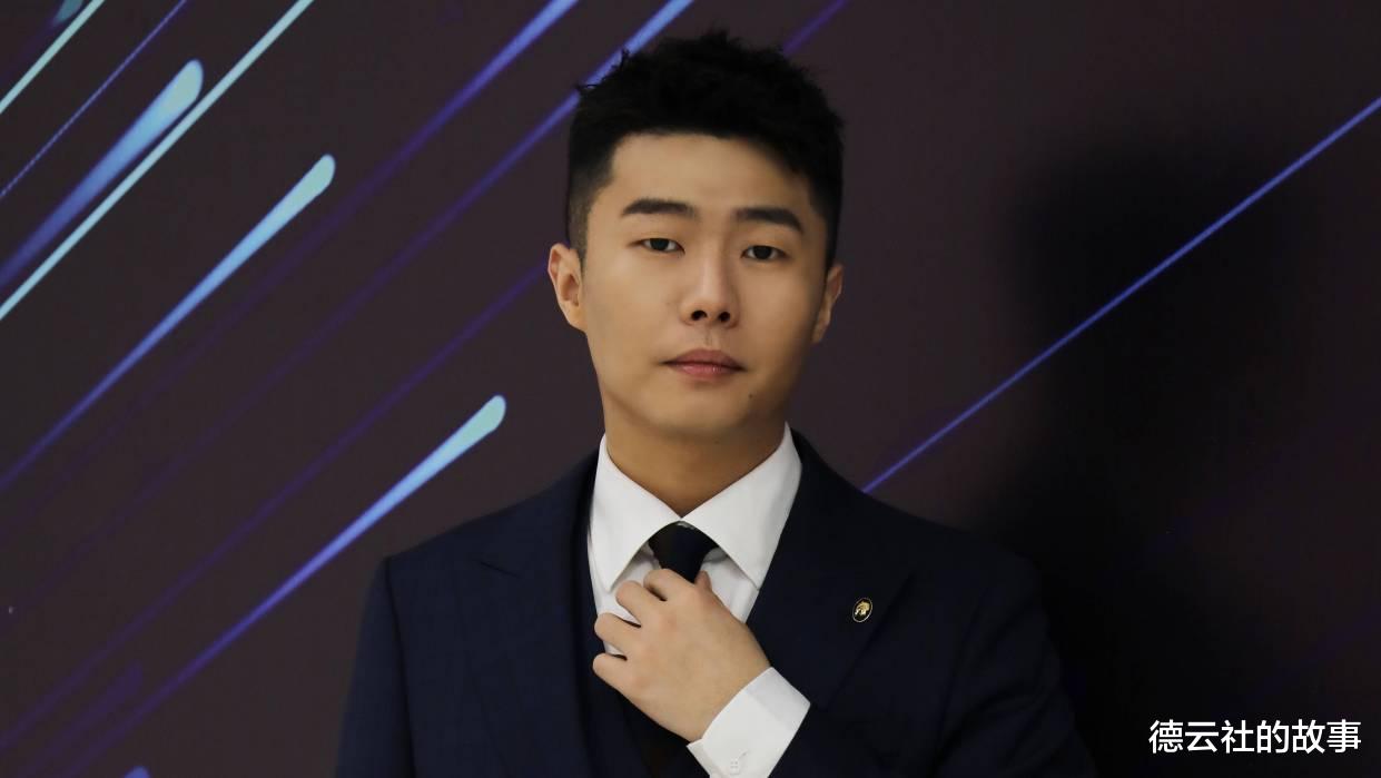 德云社的故事 周九良因飞机延误，拍视频表示歉意，希望自己可以住在机场等航班