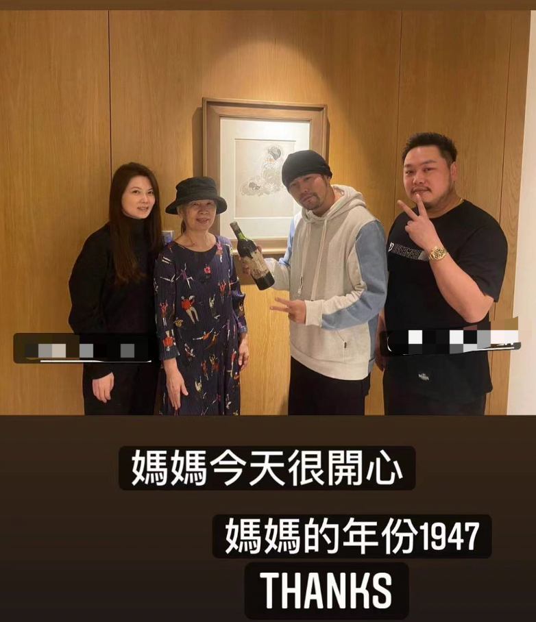 周杰伦|周杰伦母亲叶惠美罕露面！近70岁皮肤仍白嫩红润，站姿笔直气质绝佳