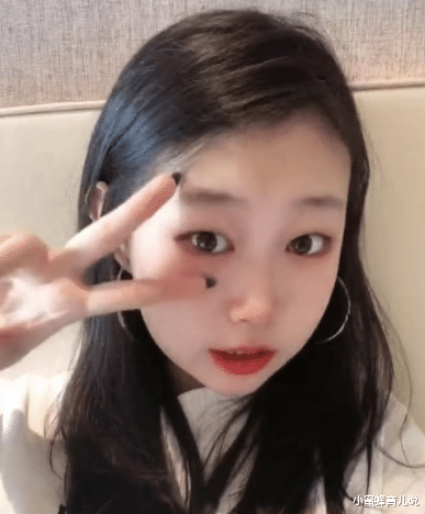 黄忆慈|黄多多穿“白透丝”坐地上拍照，被骂上热搜：这就是你教的女儿？