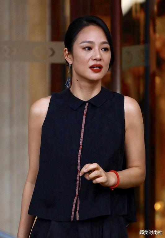 超美时尚社|周韵走红毯身边不见姜文，穿黑裙显气场强，43岁气质越来越好