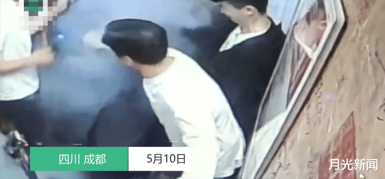 月光新聞 成都一電動車電梯內(nèi)自燃， 致6人受傷，五個月的嬰兒未脫離生命危險