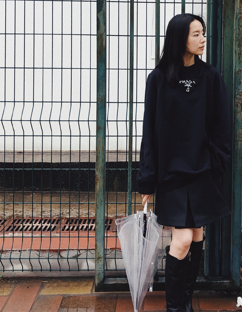 混搭时尚Anna|41岁熊黛林罕见“凹凸装”,178cm穿短裙尽显超模身材,气质真好