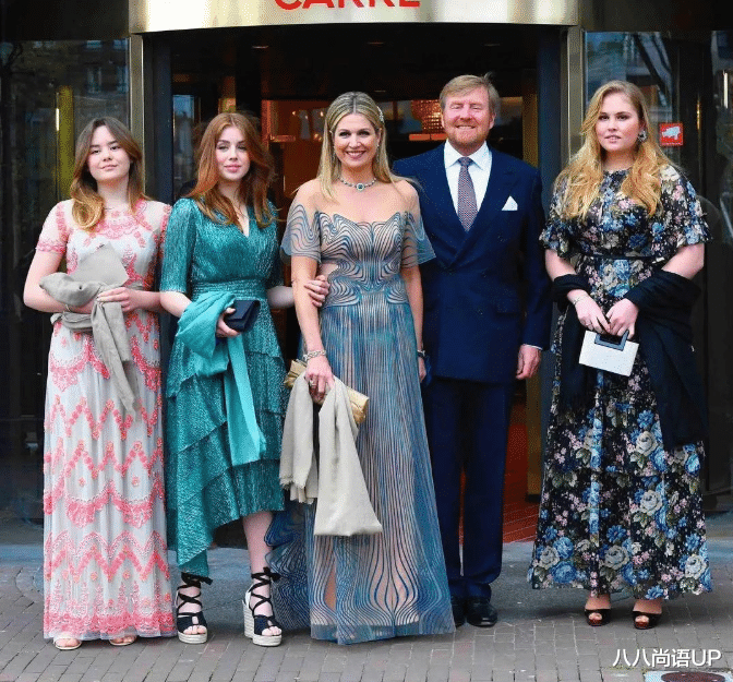 八八尚语UP|荷兰王后一天换两身，掀起刘海造型气场全开，三个女儿长得不像妈