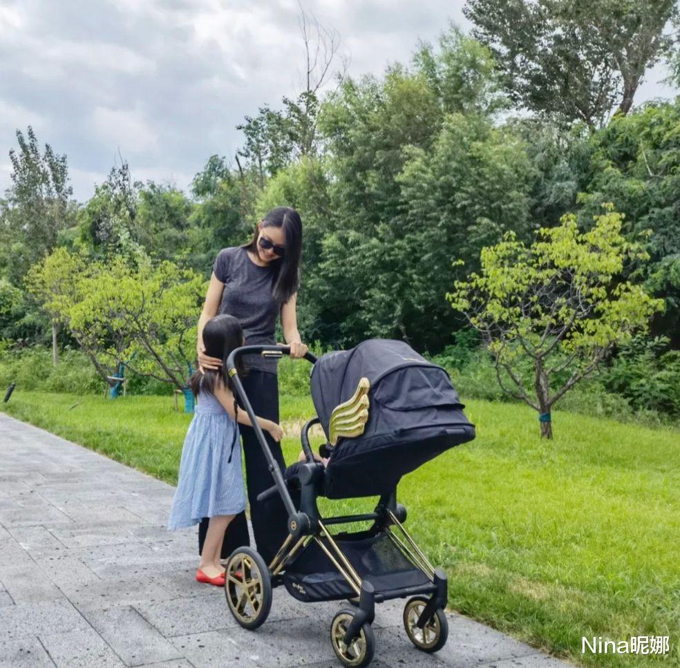 张梓琳|张梓琳罕见带俩娃逛公园，穿T恤配半身裙，5岁女儿露背裙比妈还招摇
