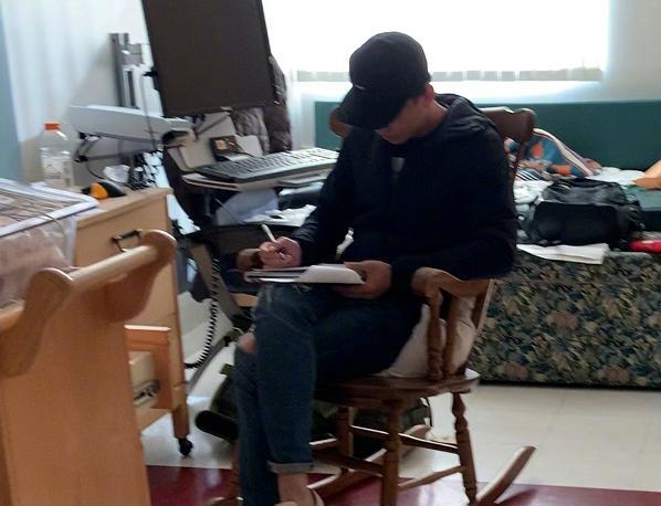 张恒|张恒带娃被拍,父子三人挤在25平米小房间,婴儿床只能共用一个