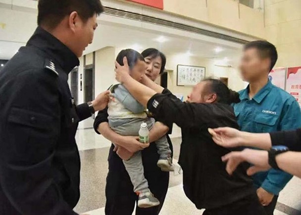 影视泛舟 浙江：湖州市吴兴区一名34岁男子为15万元卖子得财后游山玩水